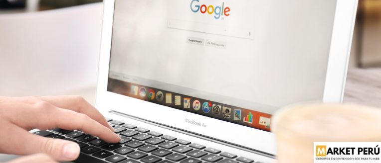 Persona buscando qué son las keywords en Google desde su computadora portátil - Market Perú